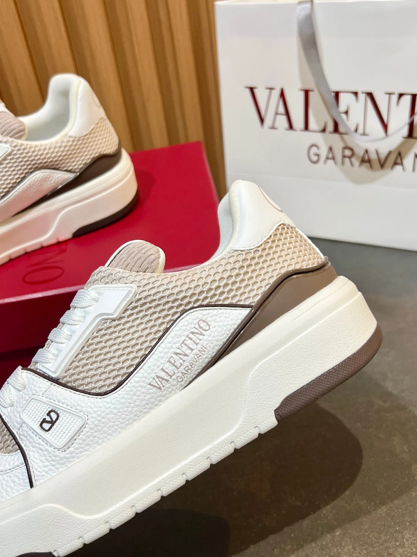 Men's men's shoes 💰640 VLNT Valentino 𝑶𝒏𝒆𝑺𝒕𝒖𝒅 Couple's sneakers series Valentino 2025 latest couple's sneakers, same style for celebrities, hot sale. Original ZP purchase and dismantling. Repeated pattern making and modification. Trying to restore 1:1 original version! Top luxury masterpiece, soft and comfortable, breathable and light, combines fashion and leisure, brings excellent and elegant texture and excellent on-foot comfort. Top purchasing version upper: imported high-end breathable mesh/original oil edge craftsmanship. Inner: imported mesh. Outsole: original development 𝐓𝐏𝐔 two-color combination outsole. Packaging: original configuration complete package. Code number: 35/44 (customized 45 46). Can be customized (self-labeled - no label) order.